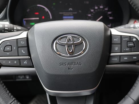 Used 2025 Toyota Sienna XLE FWD image 33