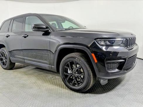 Used 2024 Jeep Grand Cherokee Altitude RWD image 9