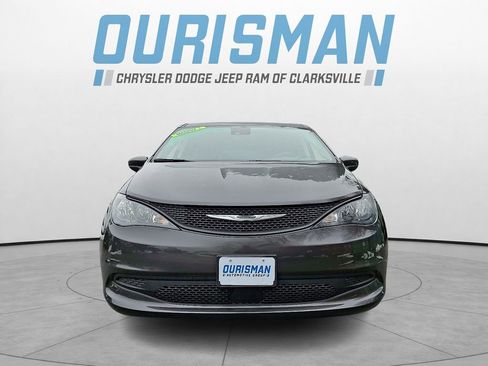 Used 2023 Chrysler Voyager LX image 2