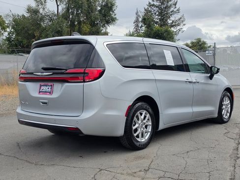 Used 2024 Chrysler Pacifica Touring-L FWD image 5