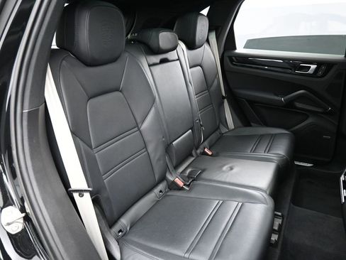 Certified 2023 Porsche Cayenne Platinum Edition image 27