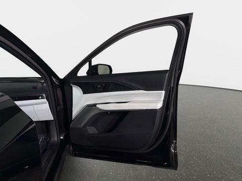 Used 2024 Cadillac Lyriq Luxury RWD image 18