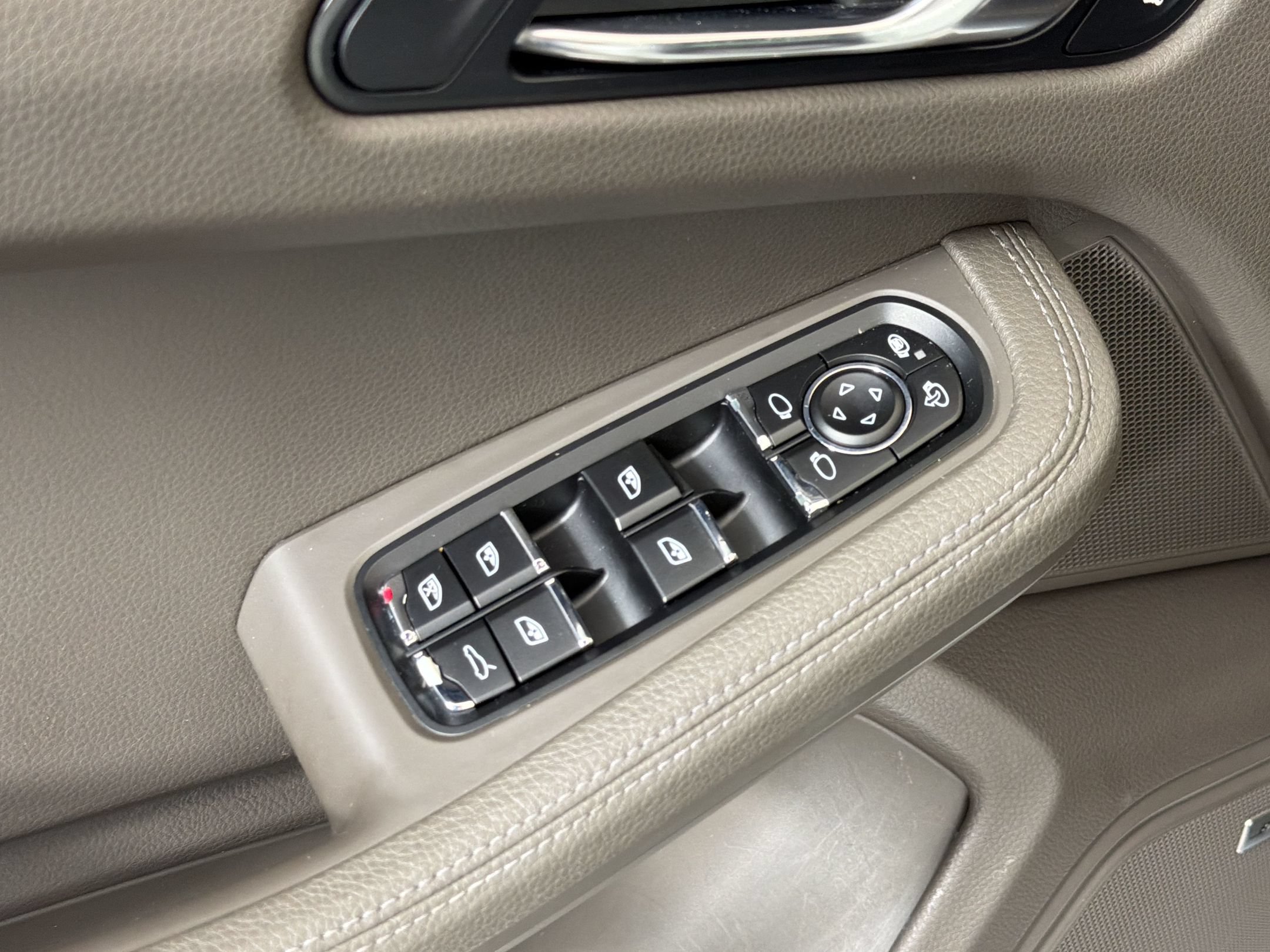 Used 2018 Porsche Macan AWD/4WD image 29