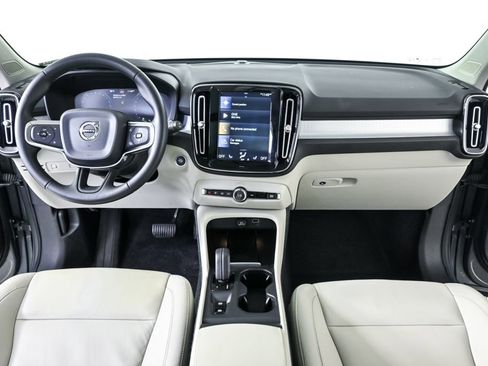Used 2019 Volvo XC40 T5 Momentum image 16