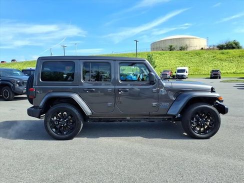 Used 2025 Jeep Wrangler Unlimited Sahara w/ Safety Group AWD/4WD image 5