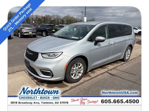 Used 2023 Chrysler Pacifica Touring-L FWD image 1