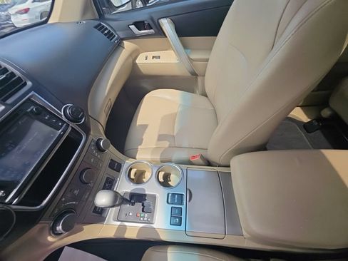Used 2013 Toyota Highlander SE AWD/4WD image 23