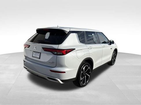 Used 2023 Mitsubishi Outlander SE image 2