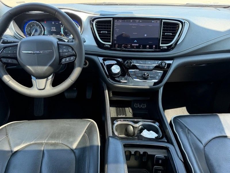 Used 2025 Chrysler Pacifica Limited FWD image 12