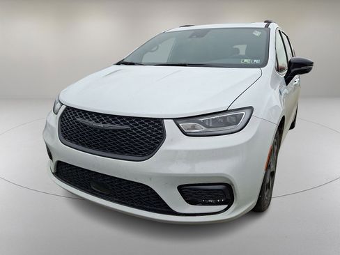 Used 2025 Chrysler Pacifica Premium image 4