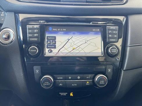 Used 2017 Nissan Rogue SV w/ SV Premium Package image 11