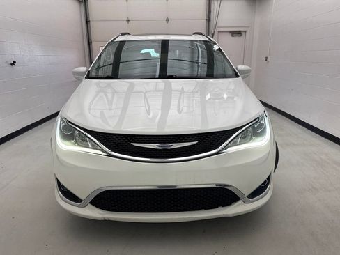 Used 2020 Chrysler Pacifica Limited FWD image 2