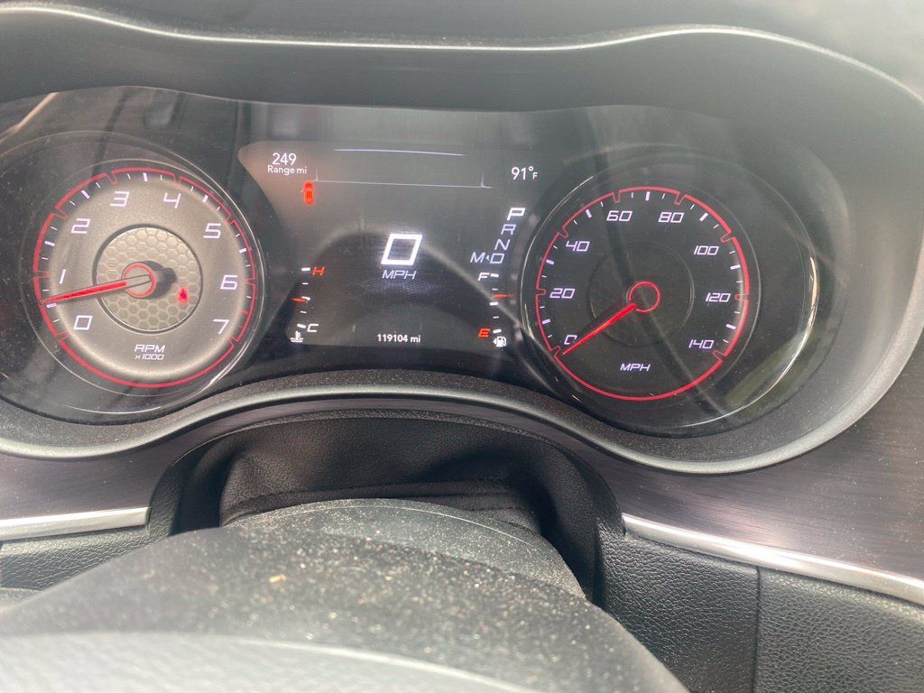 Used 2018 Dodge Charger SXT w/ Blacktop Package RWD image 2