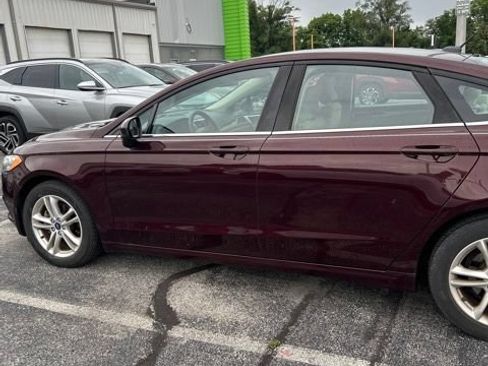 Used 2018 Ford Fusion SE w/ Fusion SE Technology Package FWD image 2
