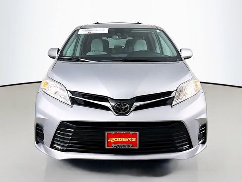 Certified 2018 Toyota Sienna LE FWD image 2