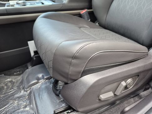 New 2026 Kia Carnival EX FWD image 11