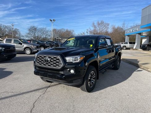 Used 2021 Toyota Tacoma TRD Sport w/ Technology Package image 3
