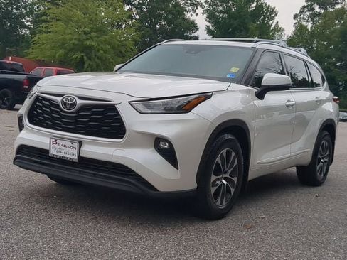 Used 2020 Toyota Highlander XLE AWD/4WD image 7