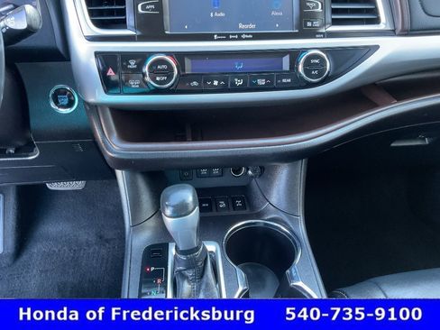 Used 2018 Toyota Highlander XLE AWD/4WD image 34