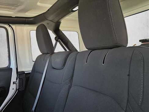 Used 2019 Jeep Wrangler Unlimited Sahara image 21