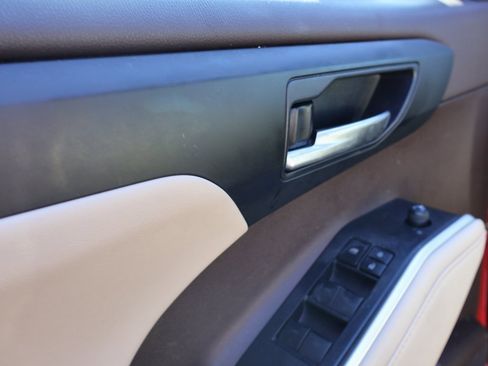 Used 2021 Toyota Highlander XLE image 20