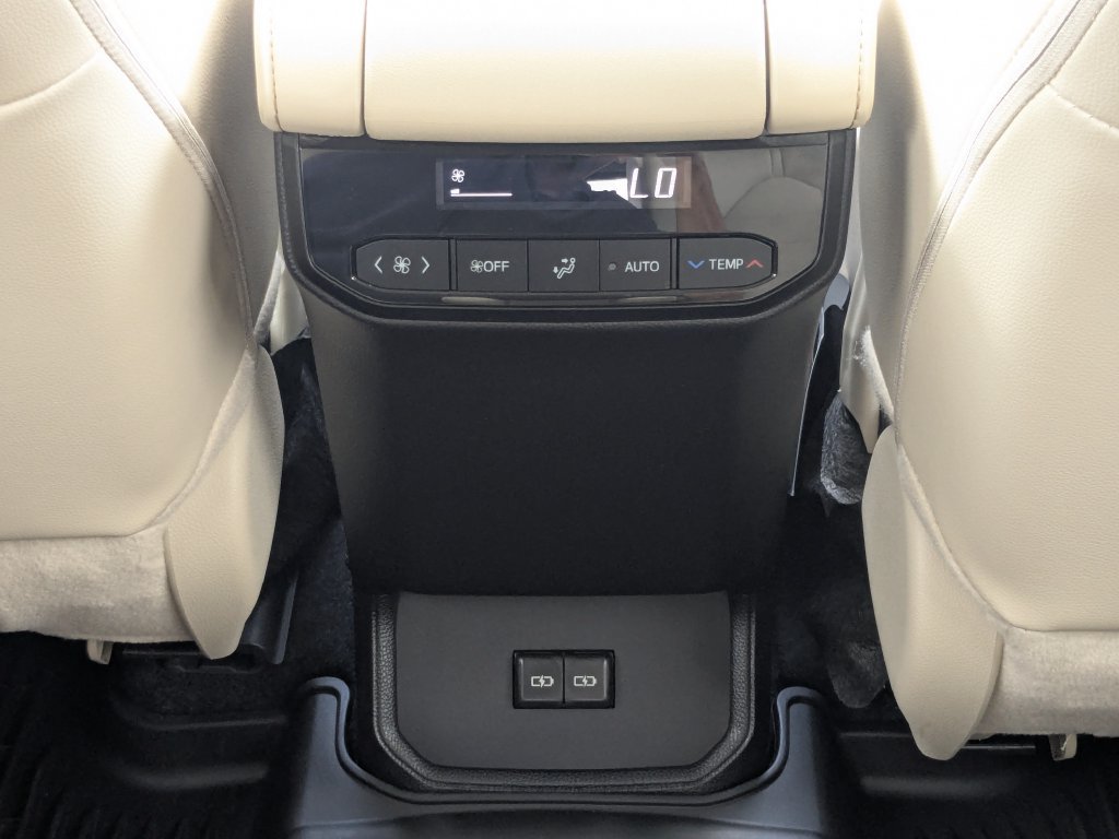Used 2024 Toyota Highlander XLE FWD image 17