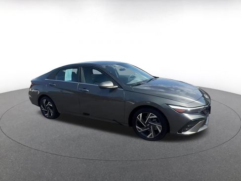 Used 2025 Hyundai Elantra SEL FWD image 2