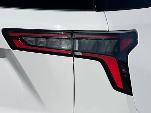 Used 2025 Chevrolet Equinox LT w/ Convenience Package II image 47