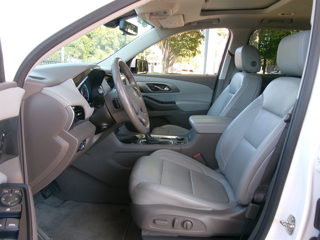 Used 2020 Chevrolet Traverse Premier FWD image 12