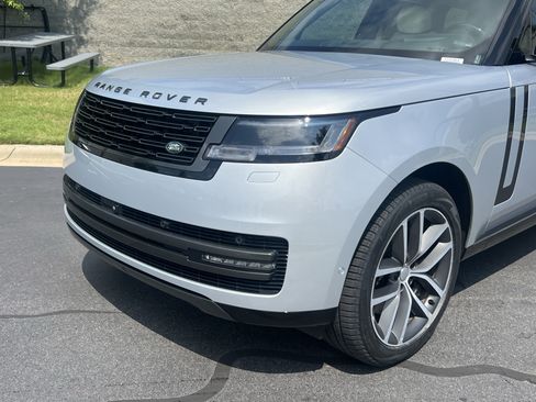 Used 2025 Land Rover Range Rover SE AWD/4WD image 11