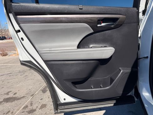 Used 2024 Toyota Highlander Limited image 25