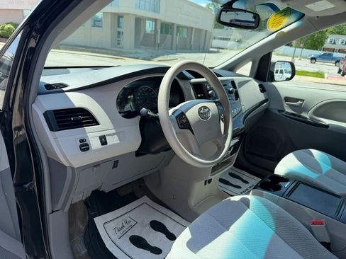 Used 2013 Toyota Sienna LE FWD image 13