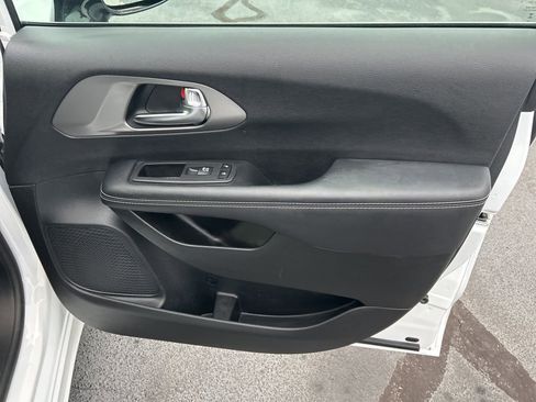 Used 2025 Chrysler Pacifica Select image 37