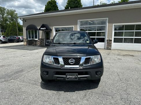 Used 2016 Nissan Frontier SV image 2