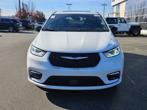 Used 2026 Chrysler Pacifica Limited AWD/4WD image 2