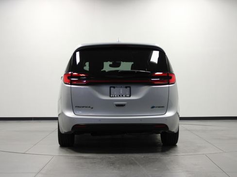 Used 2022 Chrysler Pacifica Touring-L w/ Uconnect Theater Family Group FWD image 5