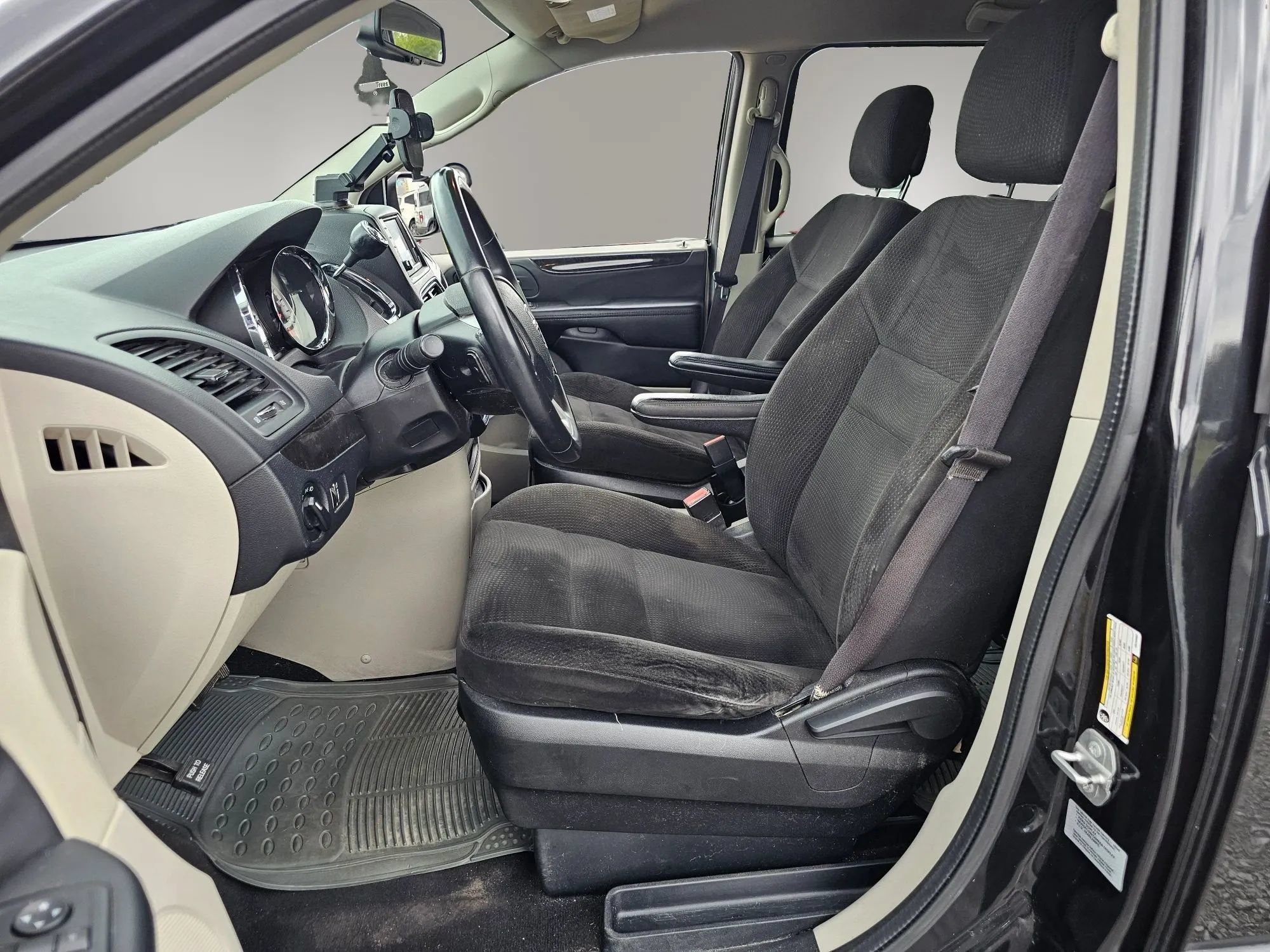 Used 2015 Dodge Grand Caravan SE w/ Quick Order Package 29E SE FWD image 3