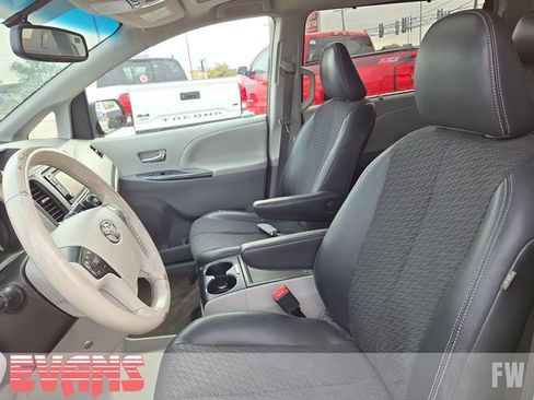 Used 2014 Toyota Sienna SE image 18