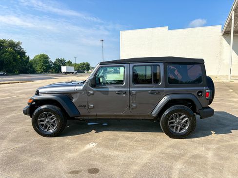 Used 2024 Jeep Wrangler Unlimited Sport AWD/4WD image 9