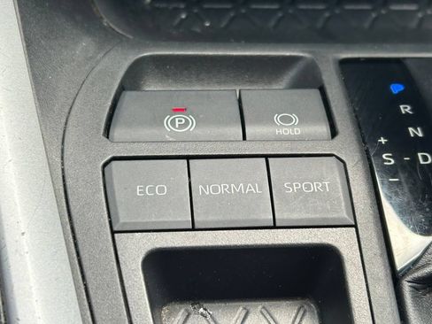 Used 2021 Toyota RAV4 LE FWD image 24