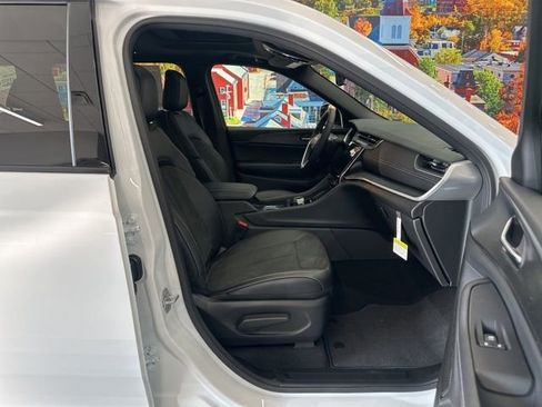 New 2025 Jeep Grand Cherokee L Altitude image 59