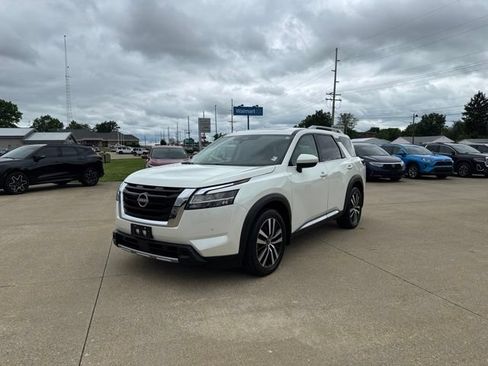 Used 2023 Nissan Pathfinder Platinum AWD/4WD image 3