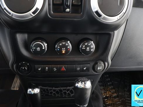 Used 2016 Jeep Wrangler Unlimited Rubicon w/ Max Tow Package image 10