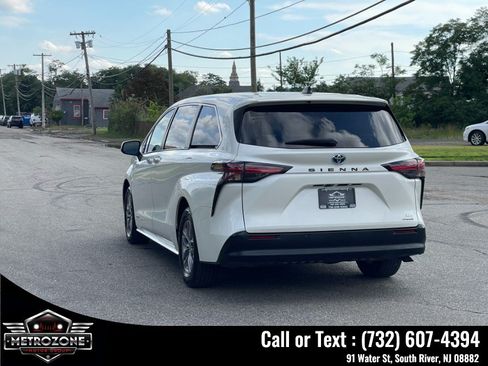 Used 2021 Toyota Sienna XLE FWD image 8