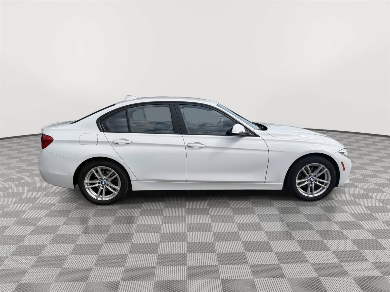 Used 2018 BMW 320i xDrive Sedan AWD/4WD image 7