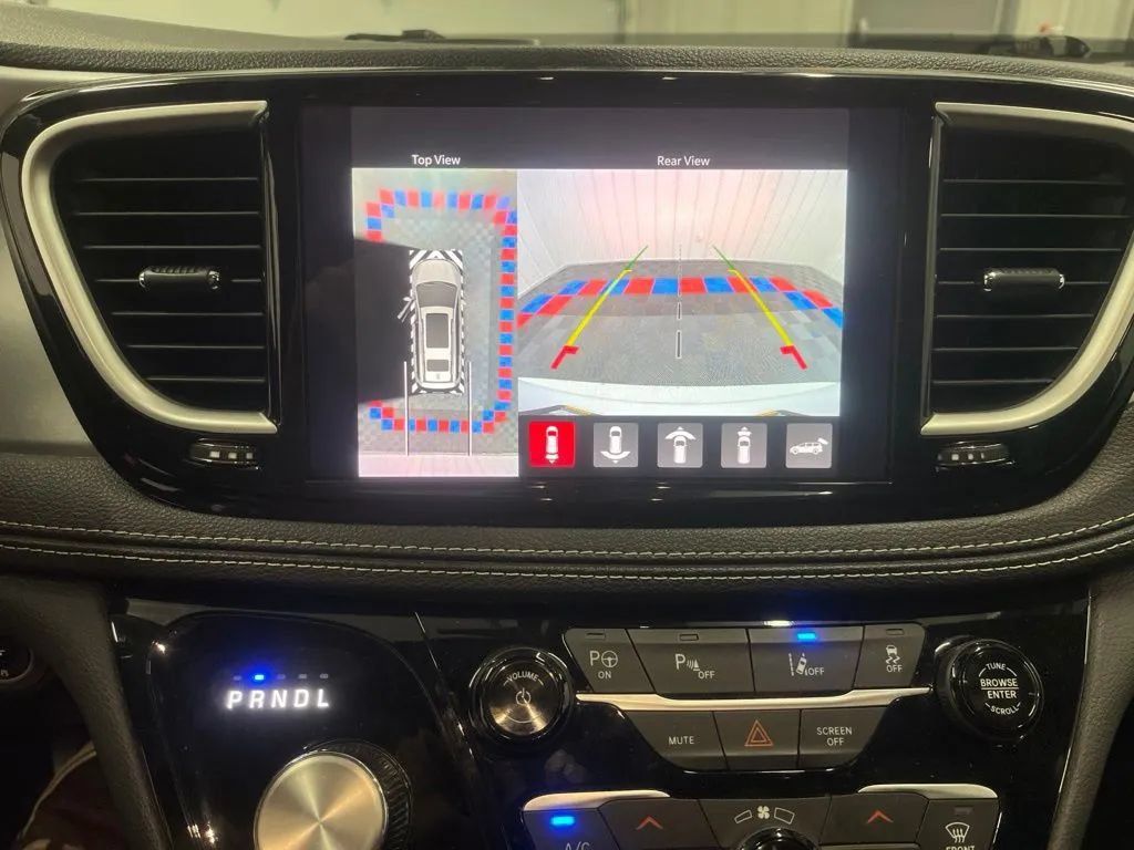 Used 2024 Chrysler Pacifica Limited FWD image 23