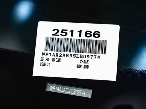 Certified 2025 Porsche Macan image 30