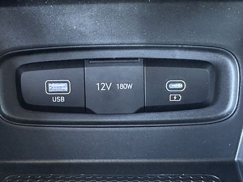 Used 2023 Hyundai Venue SEL image 29