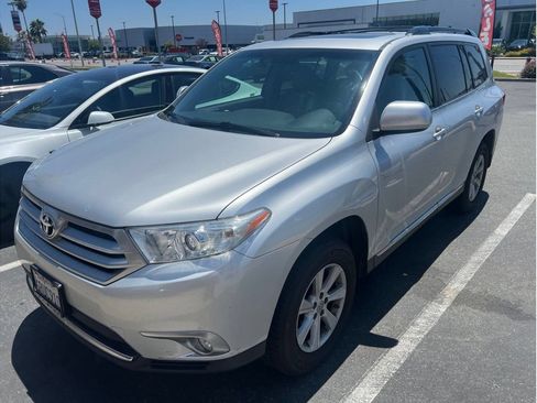 Used 2011 Toyota Highlander SE w/ Tow Pkg AWD/4WD image 2