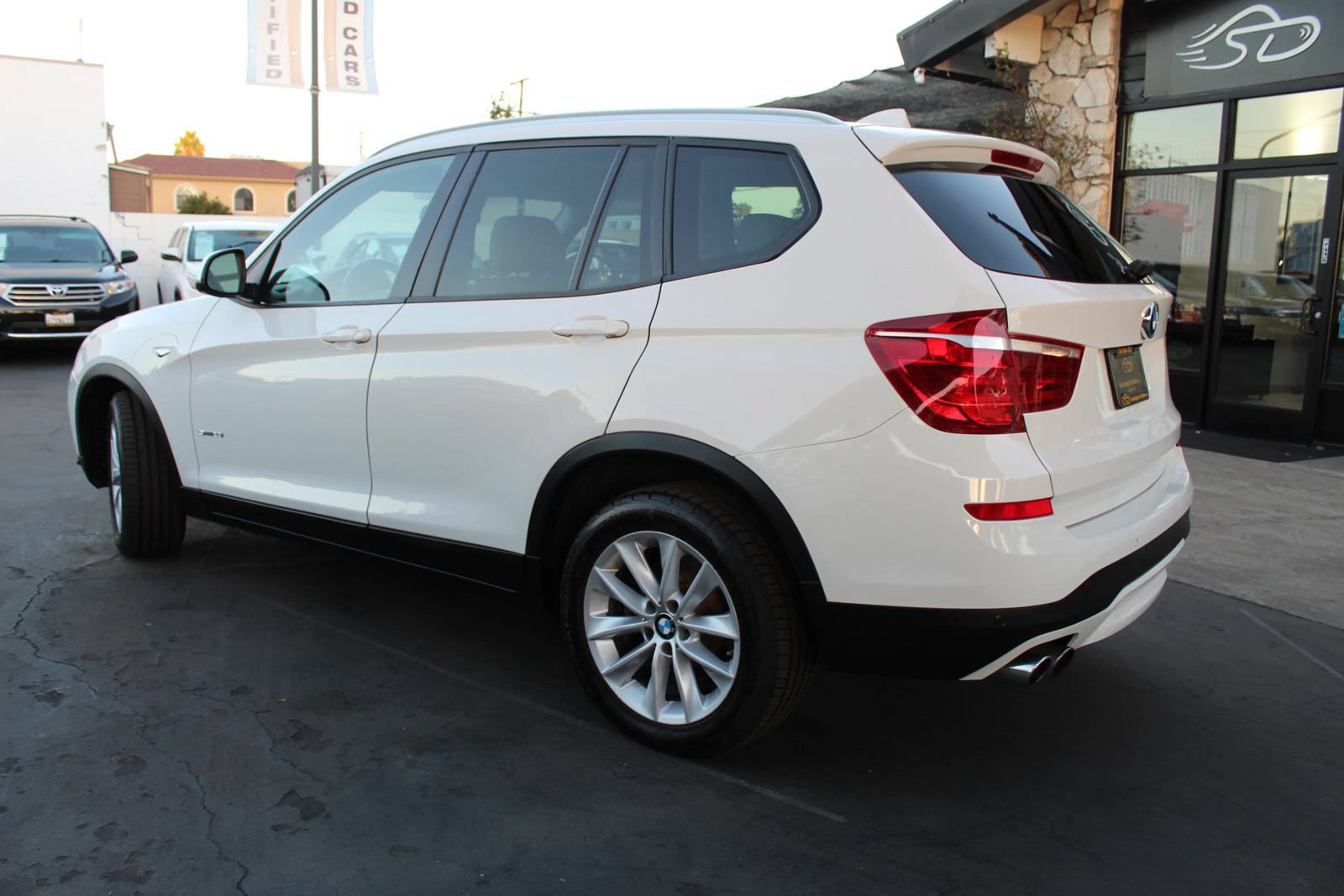 Used 2017 BMW X3 sDrive28i RWD image 3